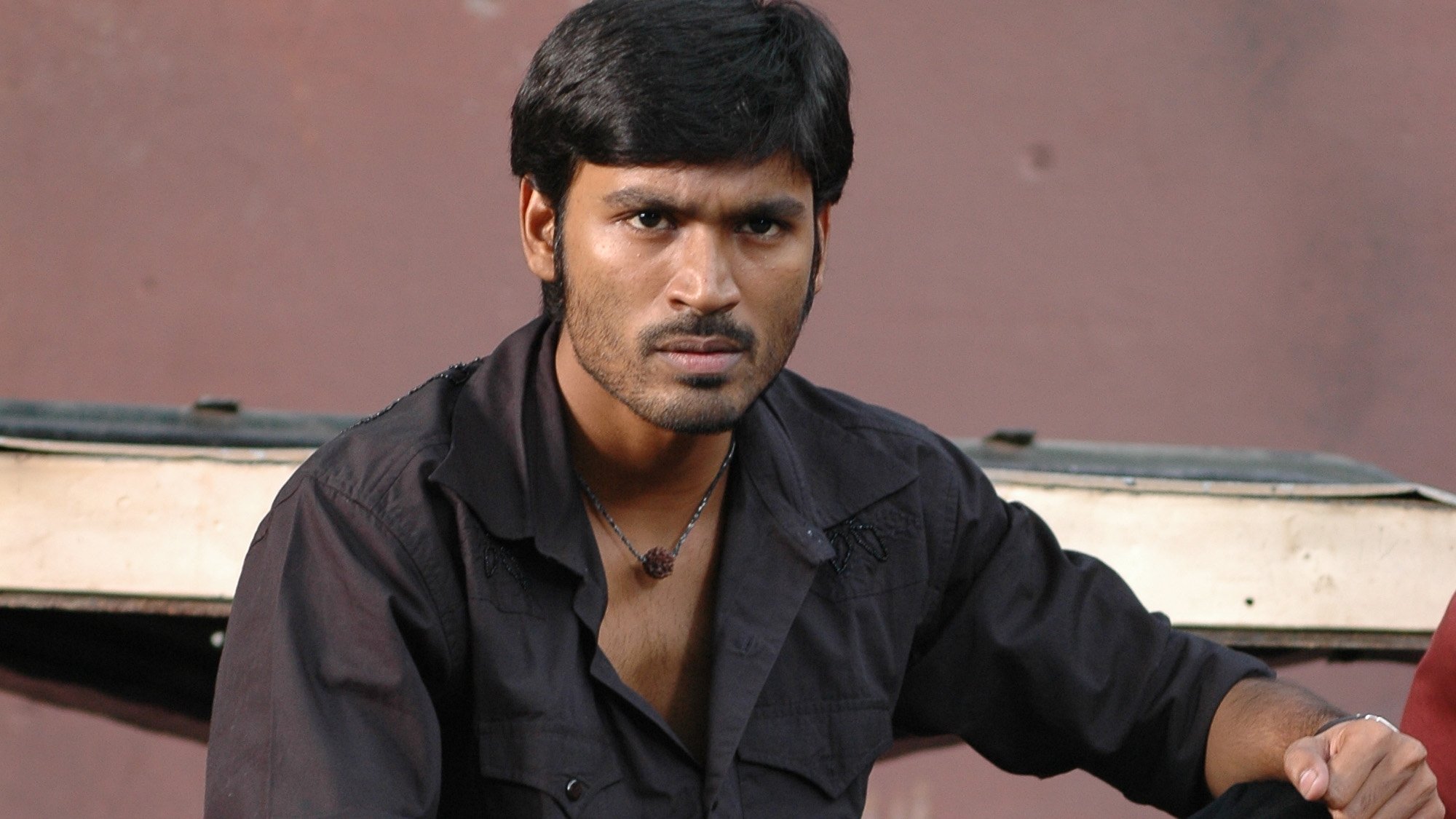 Padikathavan Background