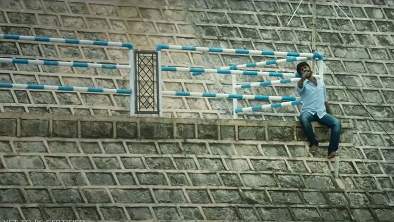 Madha Yaanai Koottam Background