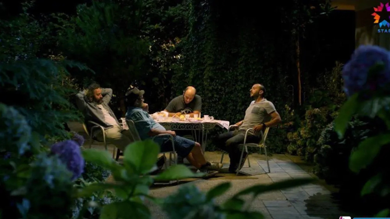 Ben de Özledim Background