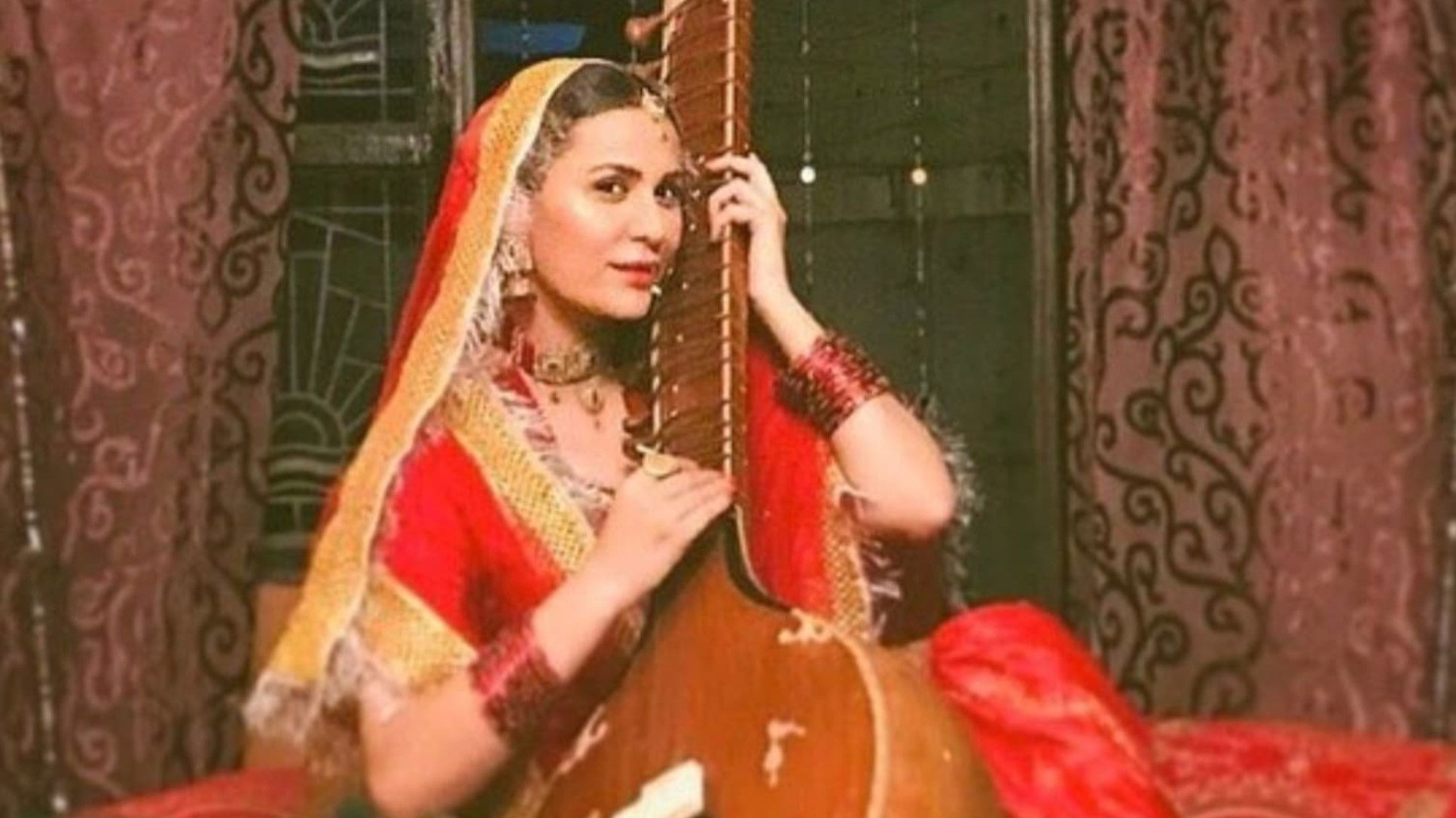 Deewar-e-Shab Background