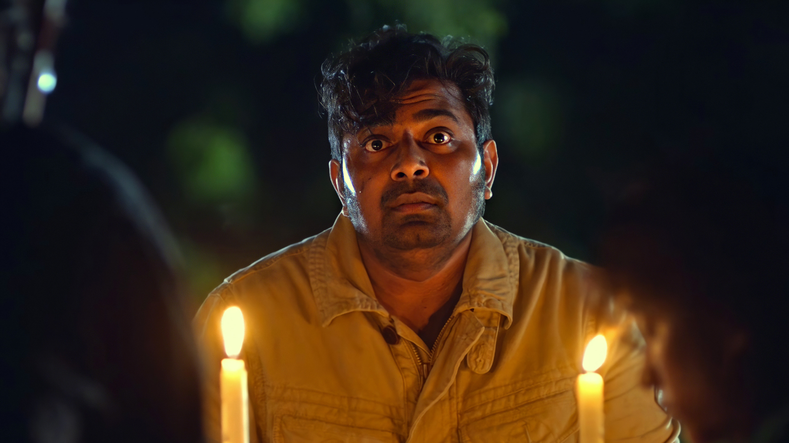 Onaayum Aattukkuttiyum Background