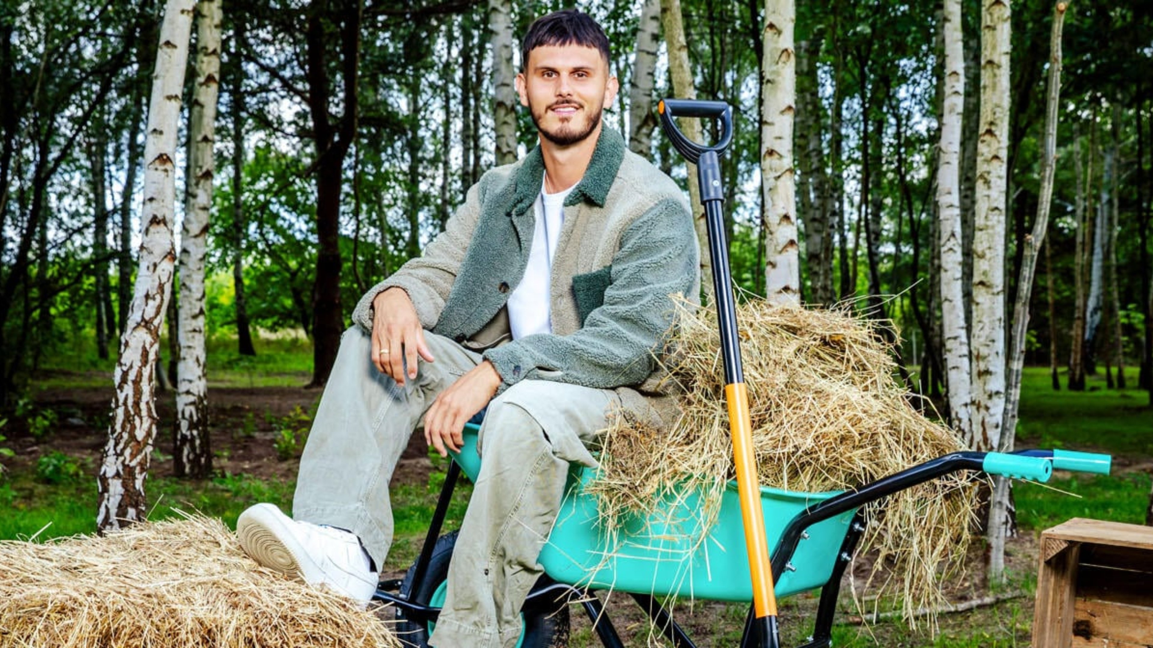 Der Promihof Background