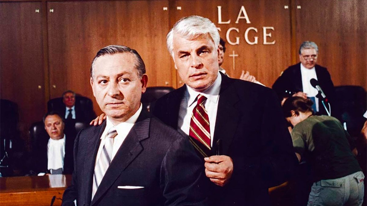 Un uomo perbene Background