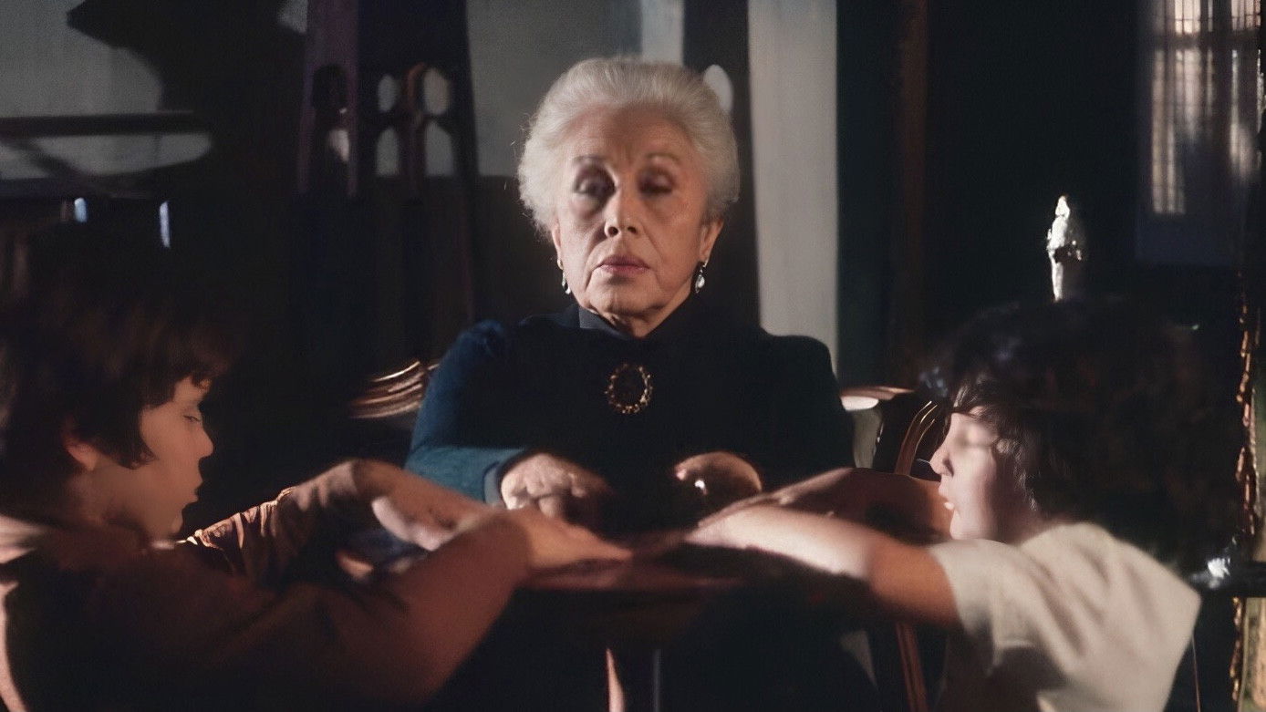 La tía Alejandra Background