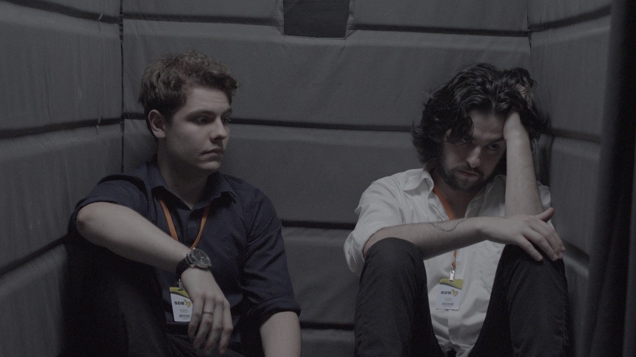 O Mesmo Encontra-se Parado Background