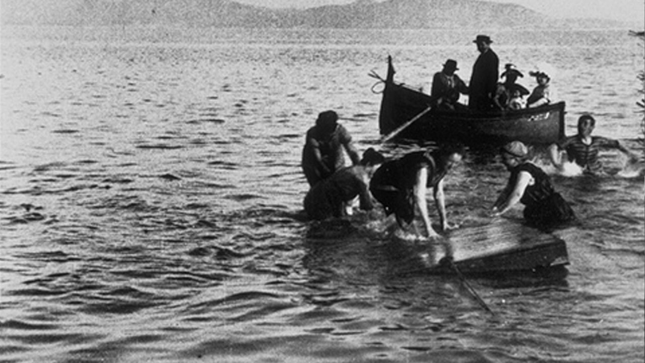 Radeau avec baigneurs Background