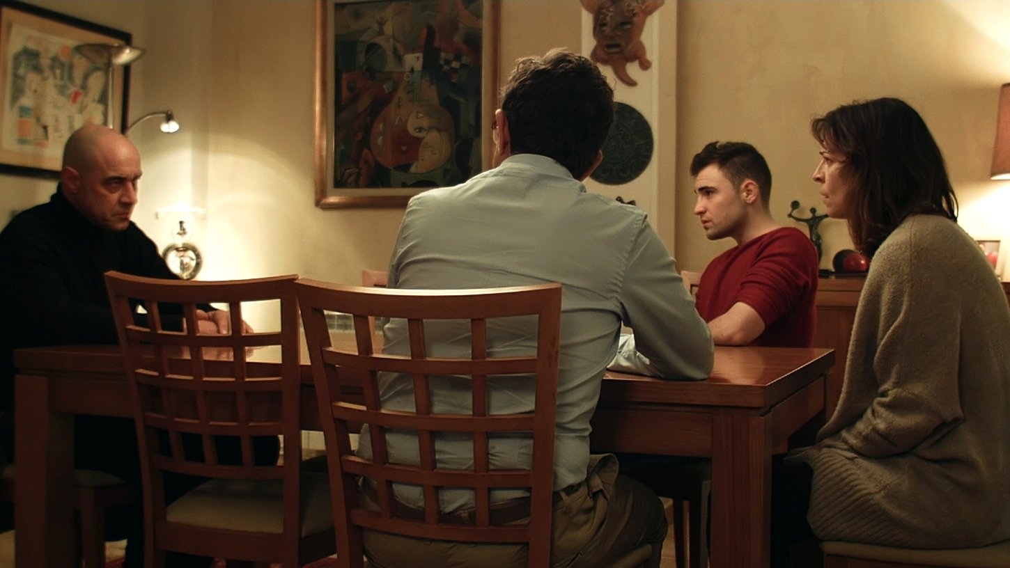 Bajo la rosa Background