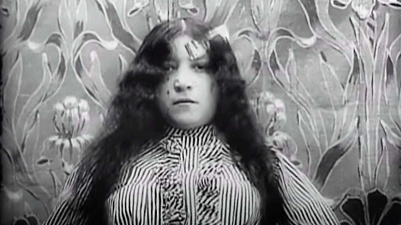 El hotel eléctrico Background