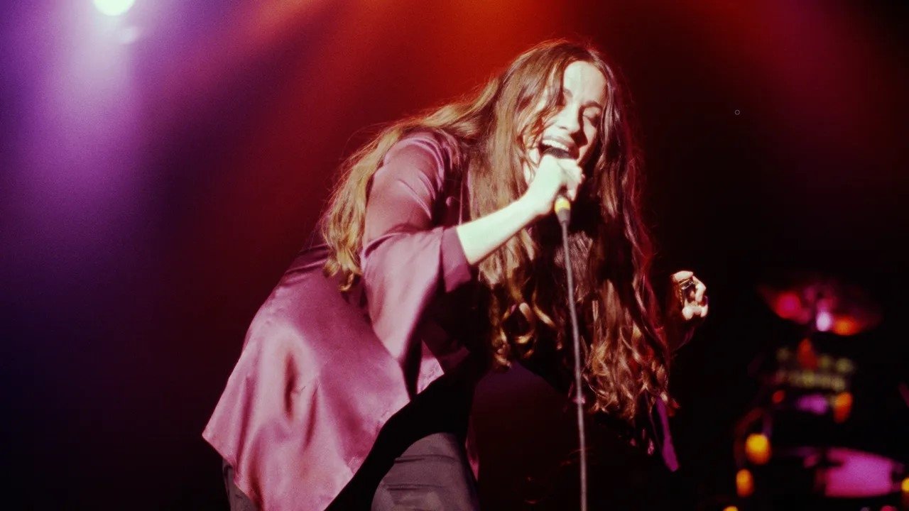 Alanis Morissette: Jagged Little Pill, Live Background