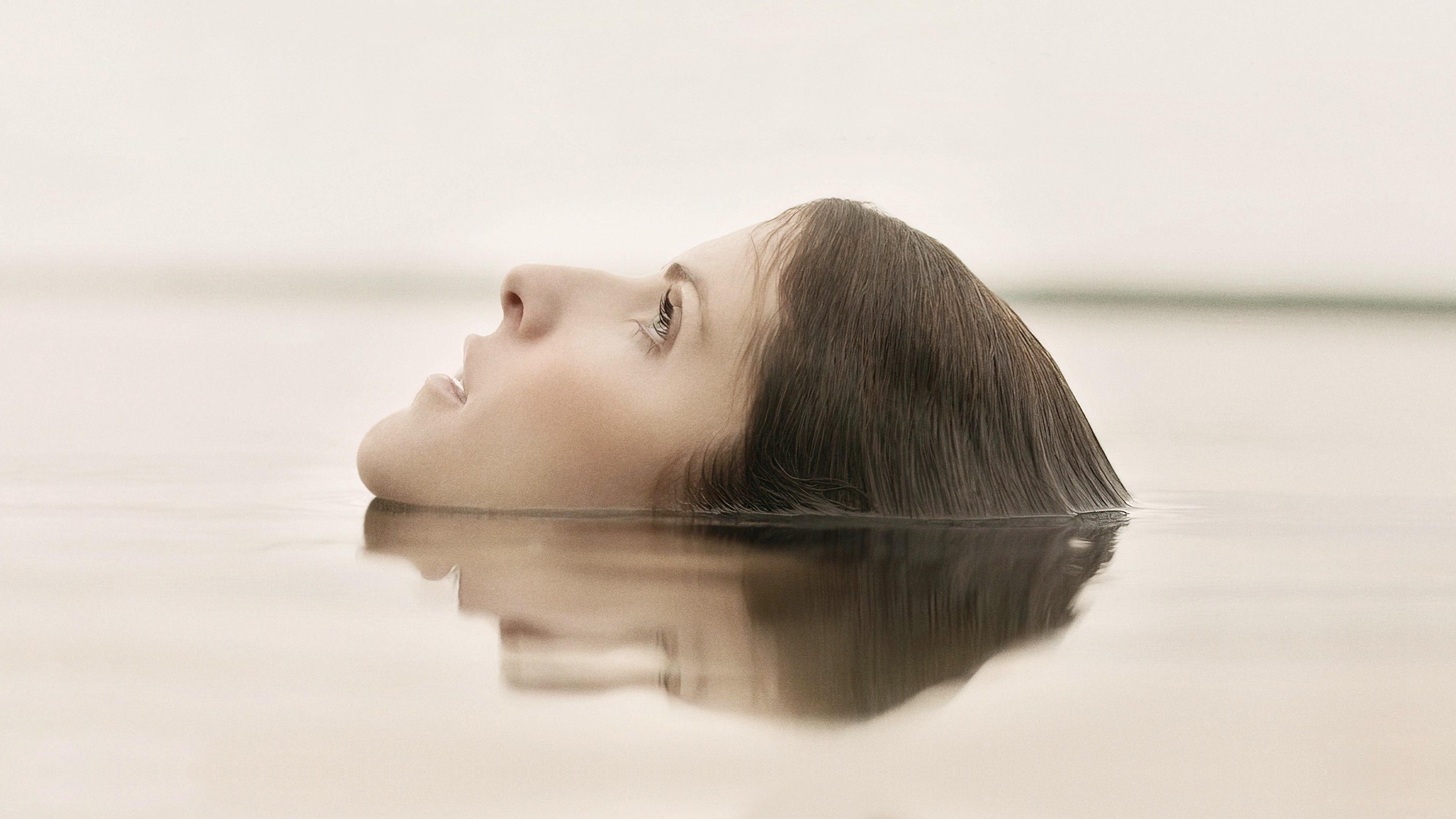 Alice, Darling Background